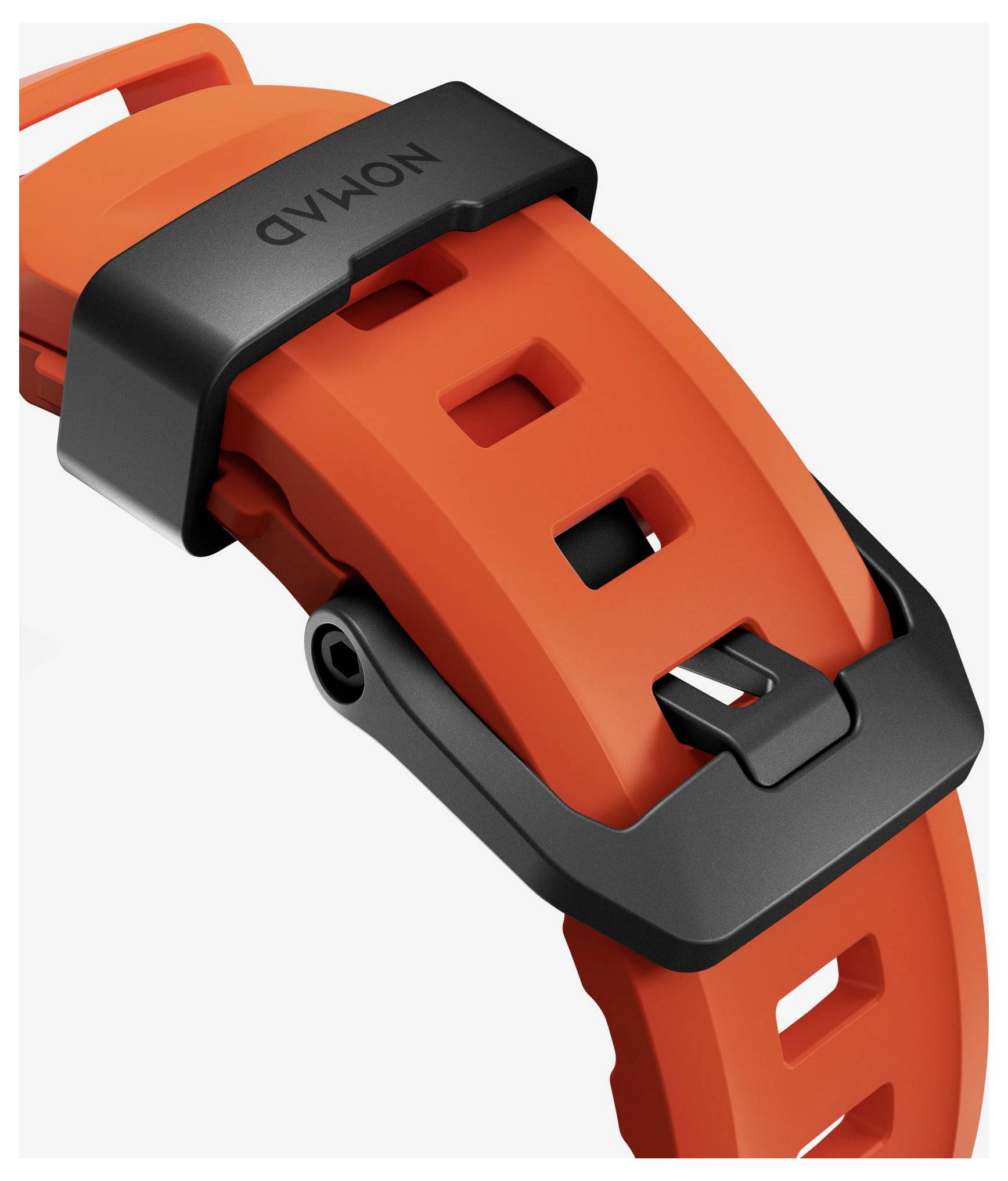 Nahaufnahme eines orangefarbenen Silikon-Armbands mit einer schwarzen verstellbaren Schließe, diagonal auf hellem Hintergrund dargestellt.