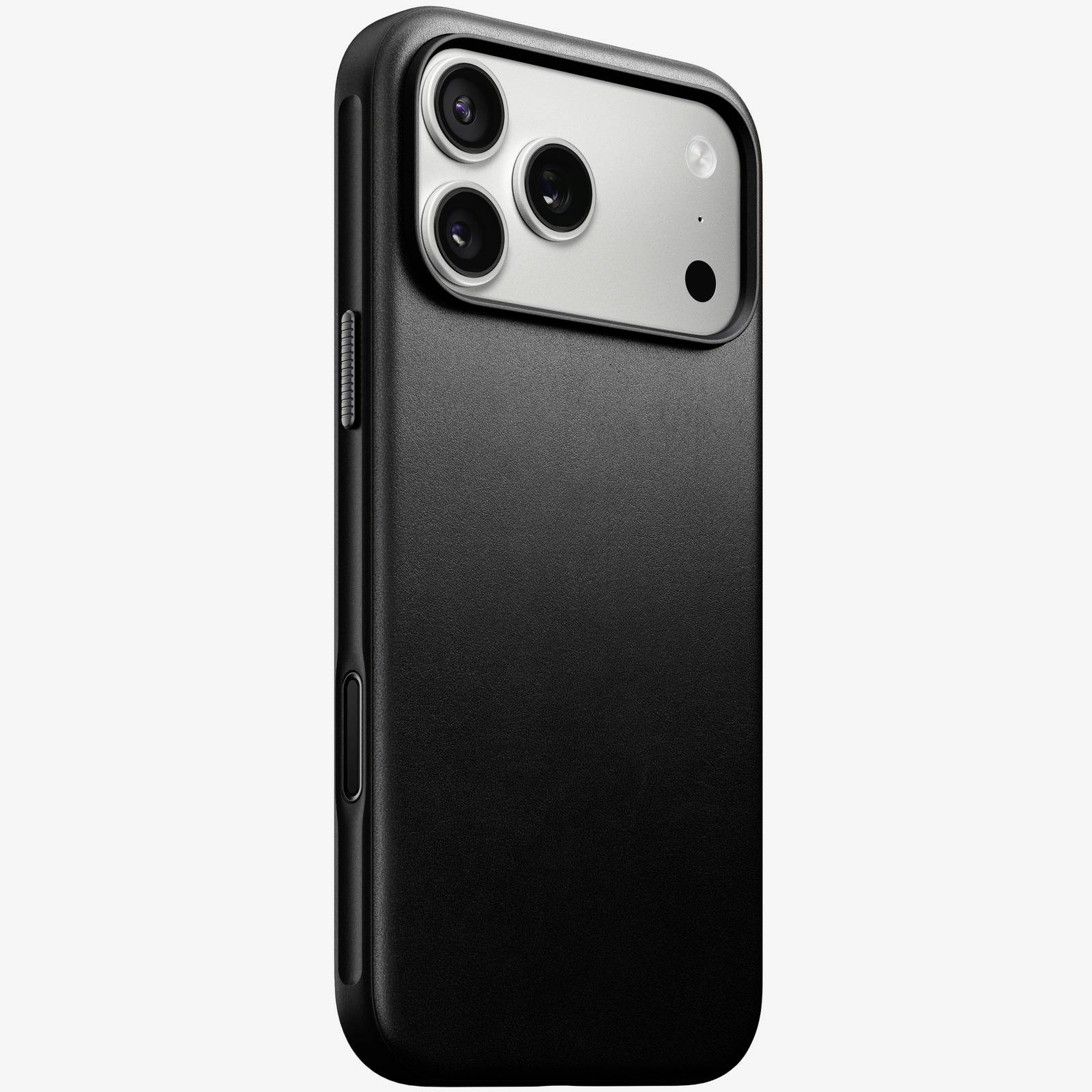 Schwarze Smartphone-Schutzhülle auf der Rückseite eines Telefons, die ein großes Dreifach-Kameramodul und Seitentasten zeigt.