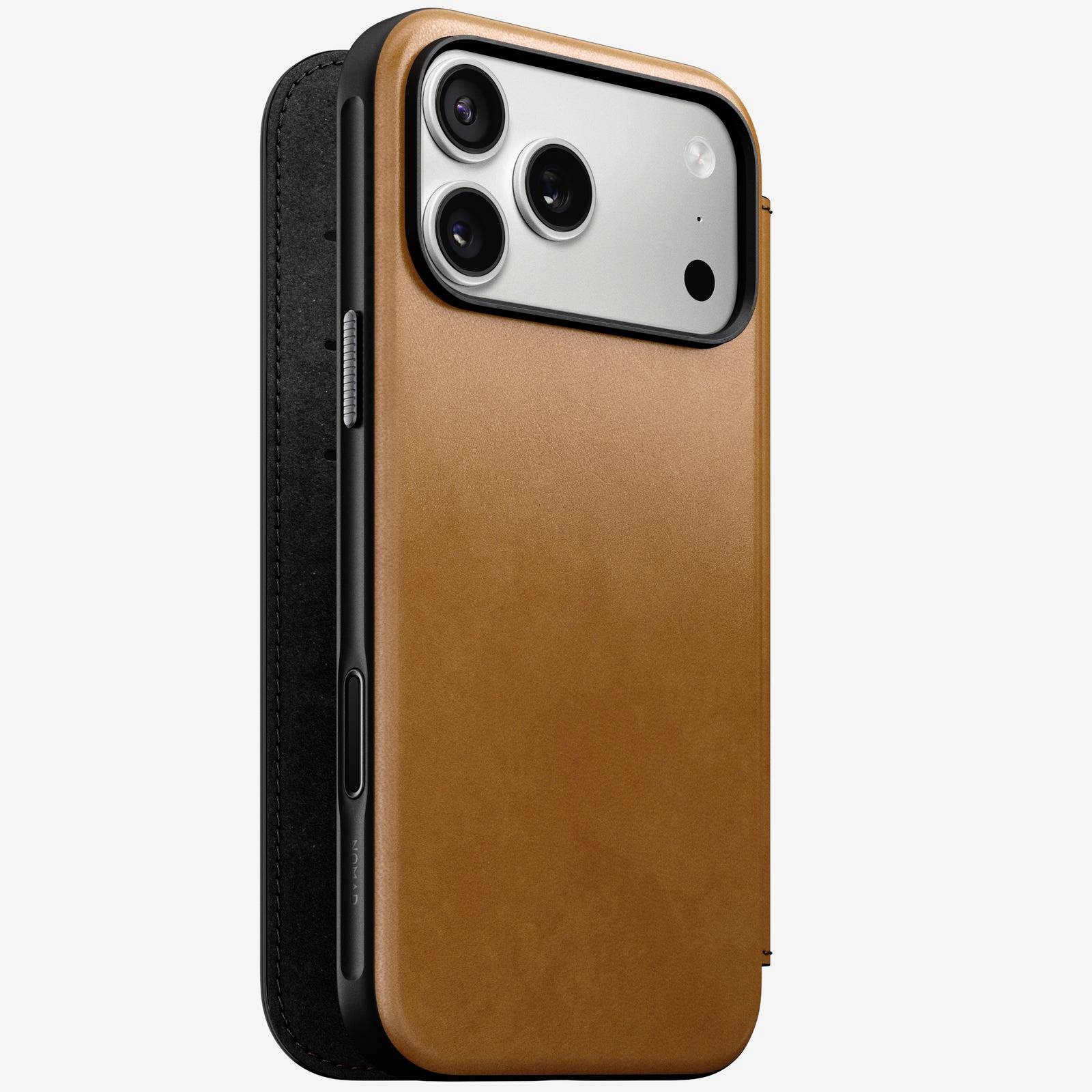 Rückansicht eines Smartphones in einem braunen Ledertasche mit schwarzem Kanteneinfassung, das ein Dreifach-Kameramodul und Seitenschalter zeigt.