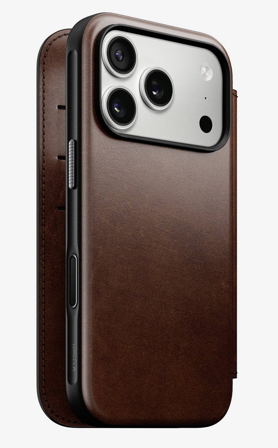 Braunes Leder-Handyhülle auf einem Smartphone, zeigt das hintere Kamera-Cluster und die Seitentasten.