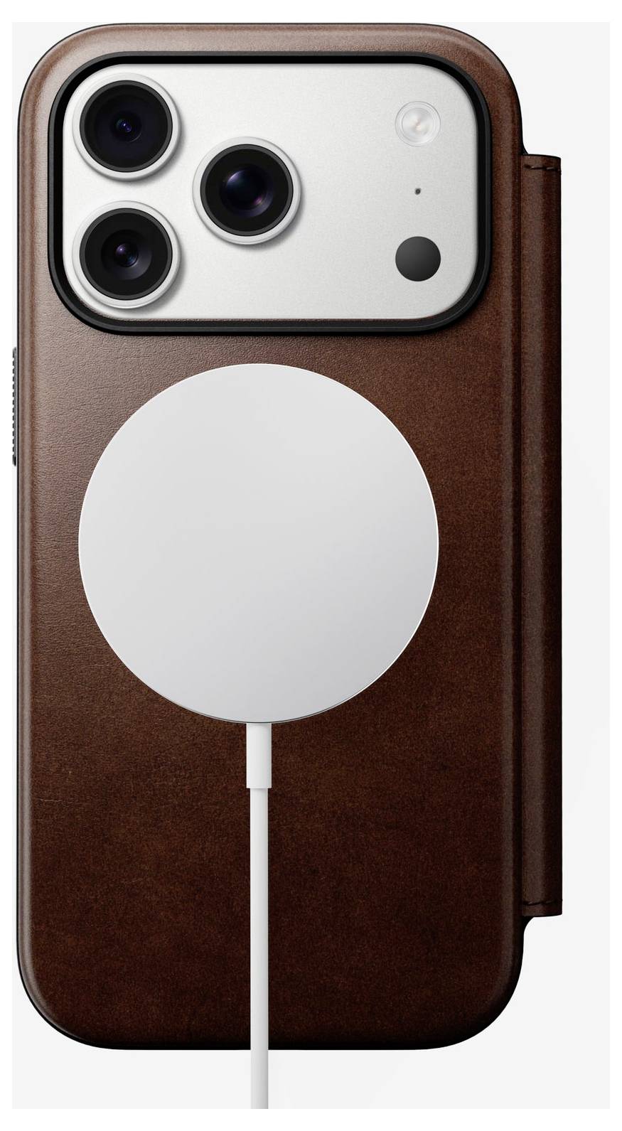 Braunes Leder-iPhone-Case mit dreifachen Ausschnitten für die rückwärtige Kamera und einem weißen MagSafe-Ladepuck an der Rückseite