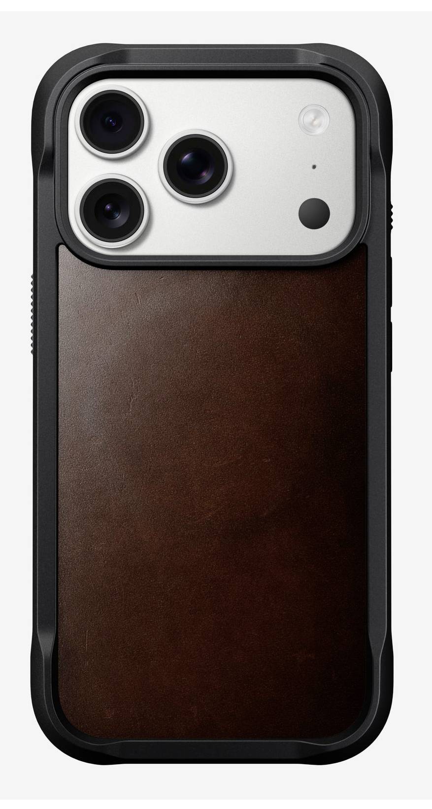 Rückansicht eines Smartphones in einer schwarzen robusten Schutzhülle mit großem braunem Lederpanel und dreifachem Kameraausschnitt.