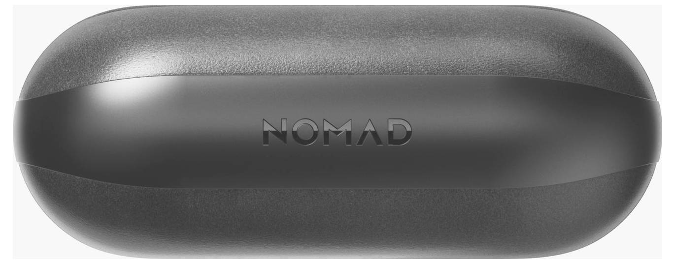 Ein grauer Hartschalenkoffer mit dem Wort 'NOMAD' auf der Vorderseite geprägt.