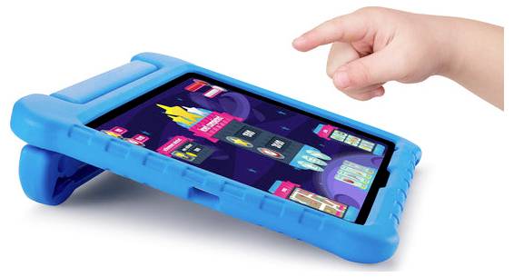 Ein kinderfreundliches Tablet in einer blauen Schutzhülle zeigt App-Symbole an, während eine Hand auf den Bildschirm zeigt.