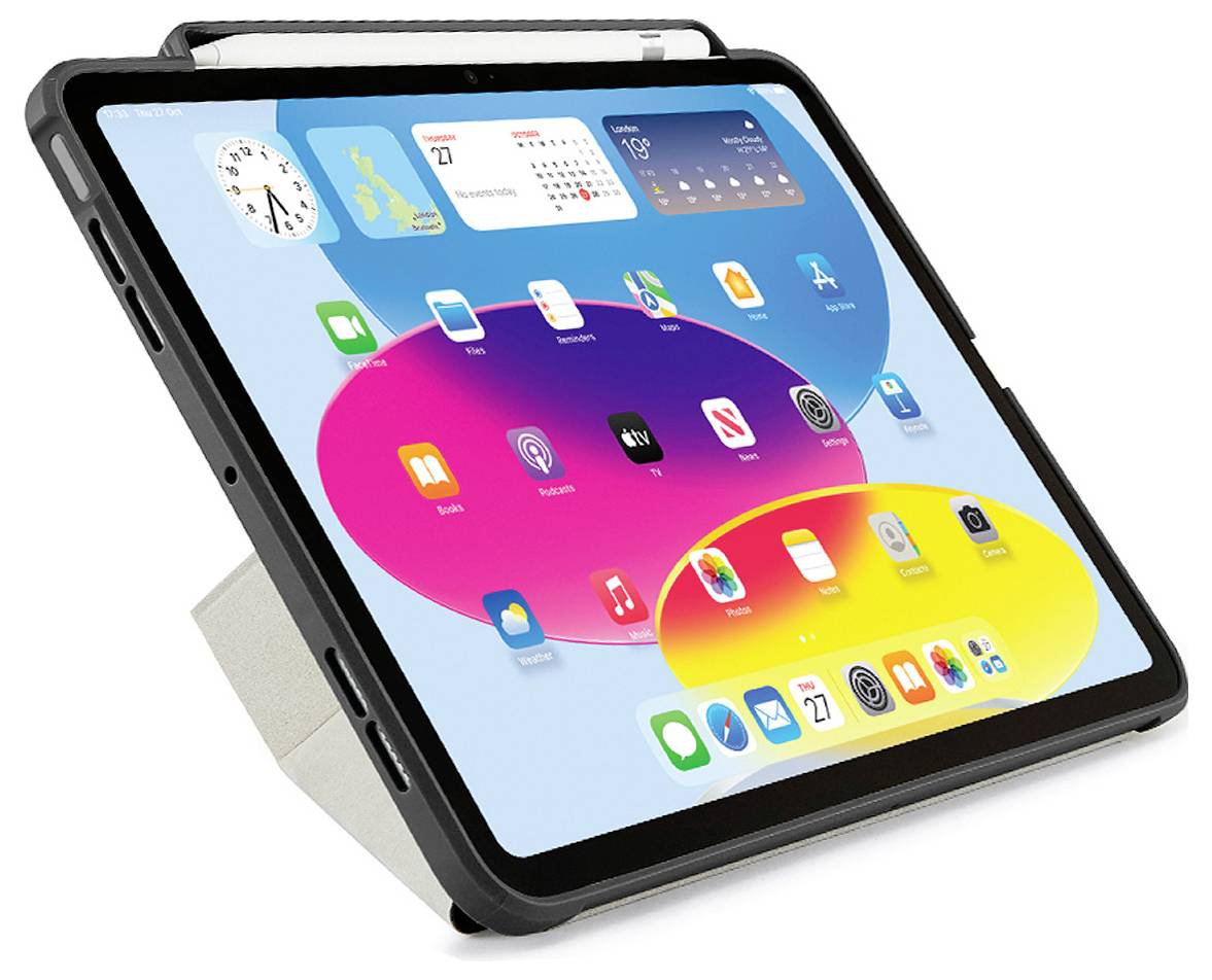Ein iPad in einer schützenden schwarzen Hülle, in einem Winkel präsentiert, das den Startbildschirm mit farbenfrohen App-Symbolen und Widgets zeigt.