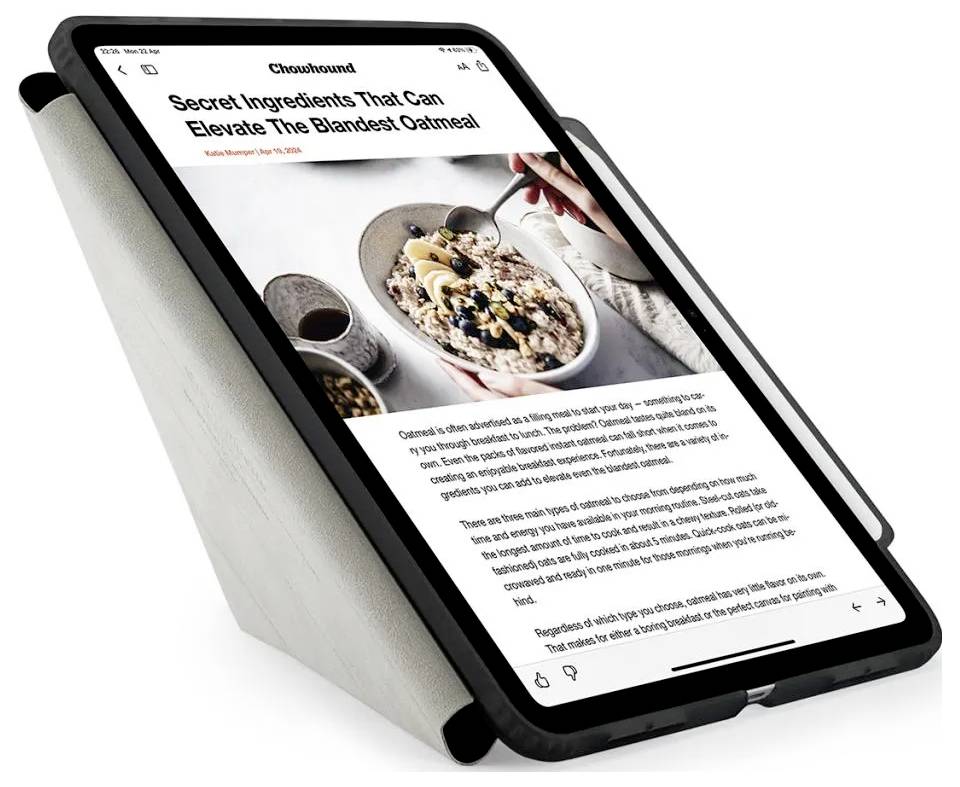 Tablet zeigt einen Good Housekeeping-Artikel mit dem Titel „Geheime Zutaten, die das langweiligste Haferflocken verfeinern können" mit einem Foto einer Schüssel Haferflocken, die mit Obst und Nüssen belegt wird.