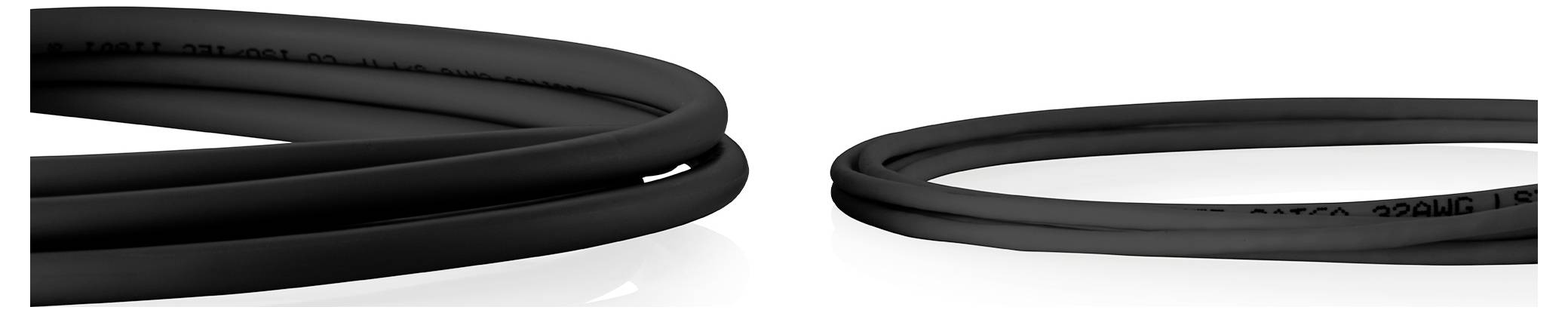 Drei schwarze Gummi-O-Ringe, ein großer aufgewickelter Ring auf der linken Seite und ein kleinerer Ring auf der rechten Seite, gezeigt vor einem weißen Hintergrund.