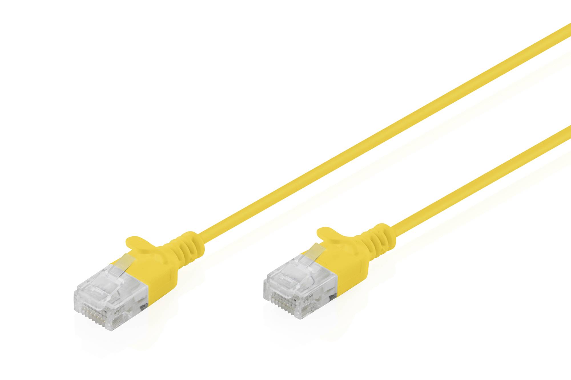 Gelbes Ethernet-Kabel mit zwei RJ45-Steckern auf weißem Hintergrund
