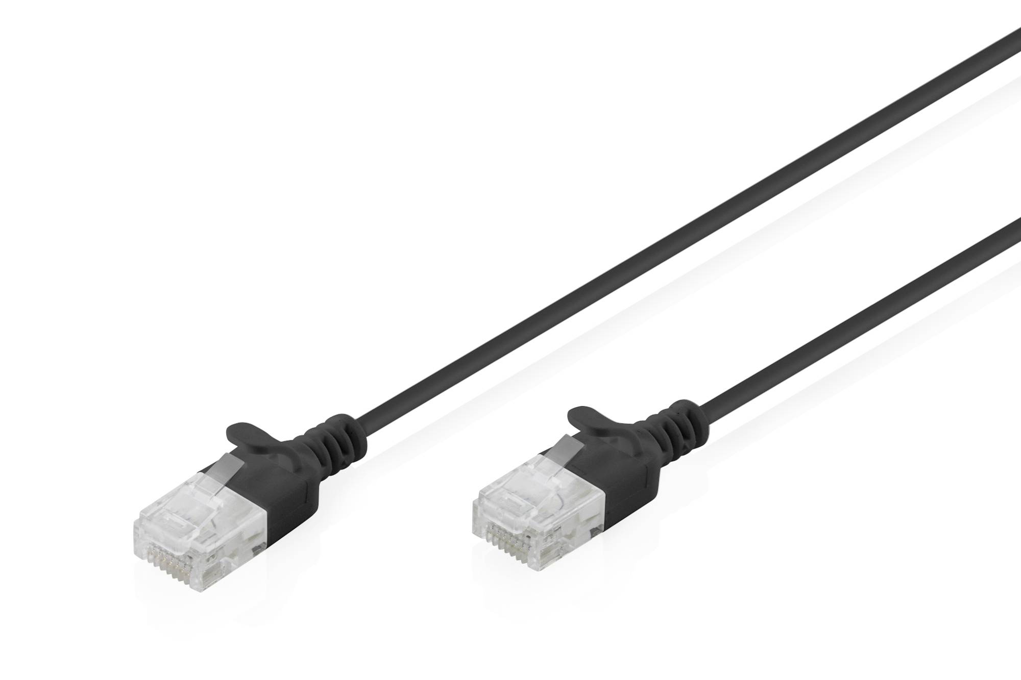 Zwei schwarze Ethernet-Kabel mit transparenten RJ45-Steckern auf weißem Hintergrund.