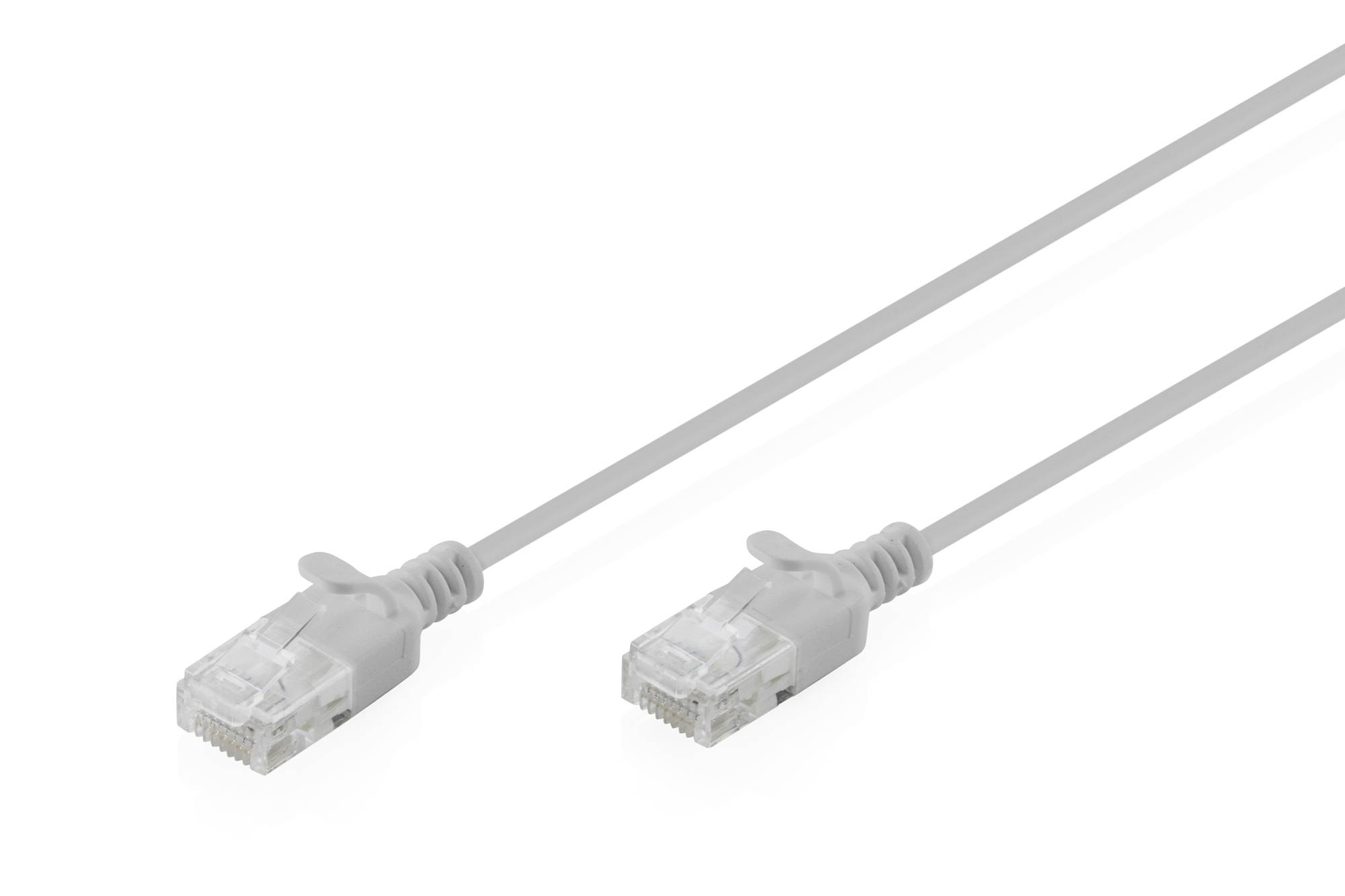Zwei Ethernet-Kabelstecker auf grauen Netzwerkkabeln, nebeneinander auf weißem Hintergrund gezeigt.