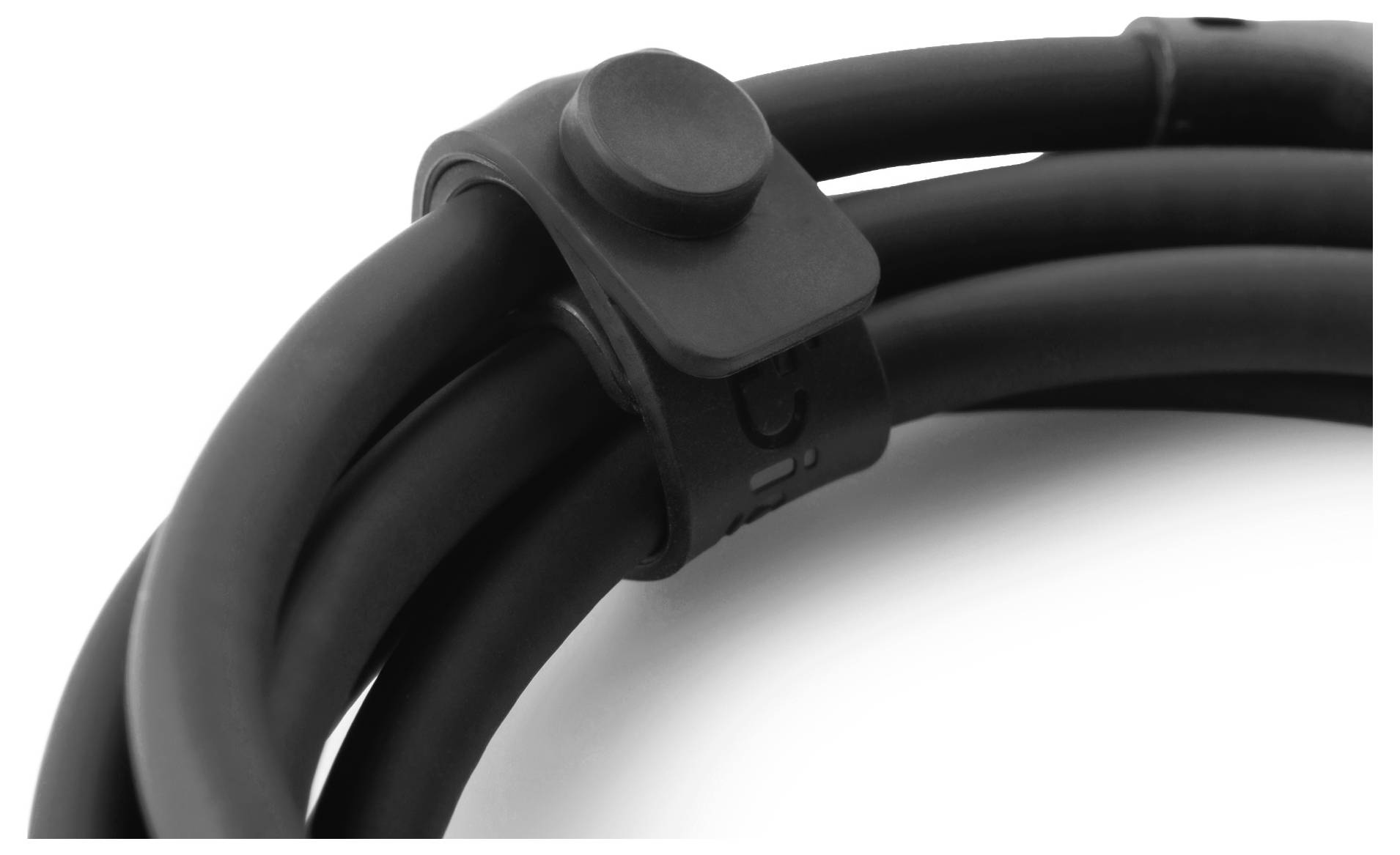 Zwei Ethernet-Kabel, eines rot und eines weiß, mit RJ45-Steckern auf weißem Hintergrund.