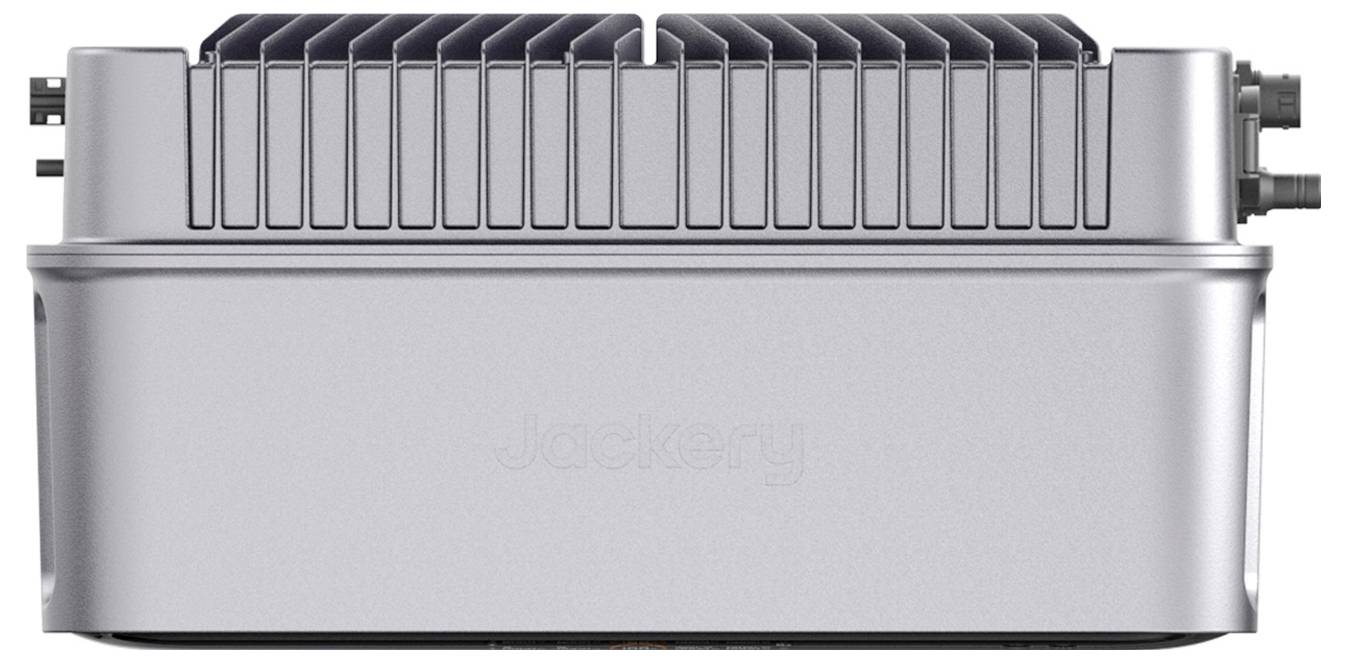 Tragbare Jackery-Stromstation in Silber mit schwarzen Kühlrippen und Seitenöffnungen, Vorderansicht auf weißem Hintergrund.
