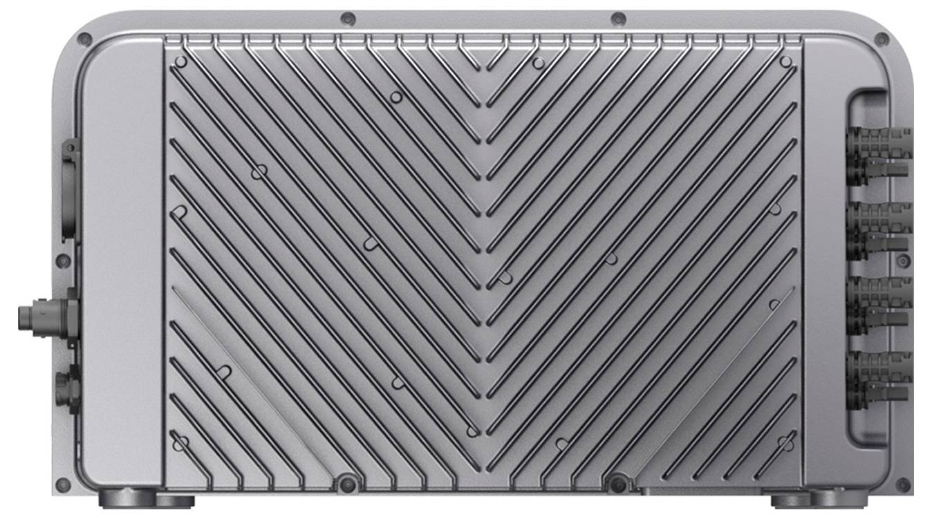 Nahaufnahme eines grauen rechteckigen elektronischen Geräts oder einer Haushaltsapparatur mit belüftetem Frontpaneel und Seitenhäfen, dargestellt vor einem einfachen Hintergrund.