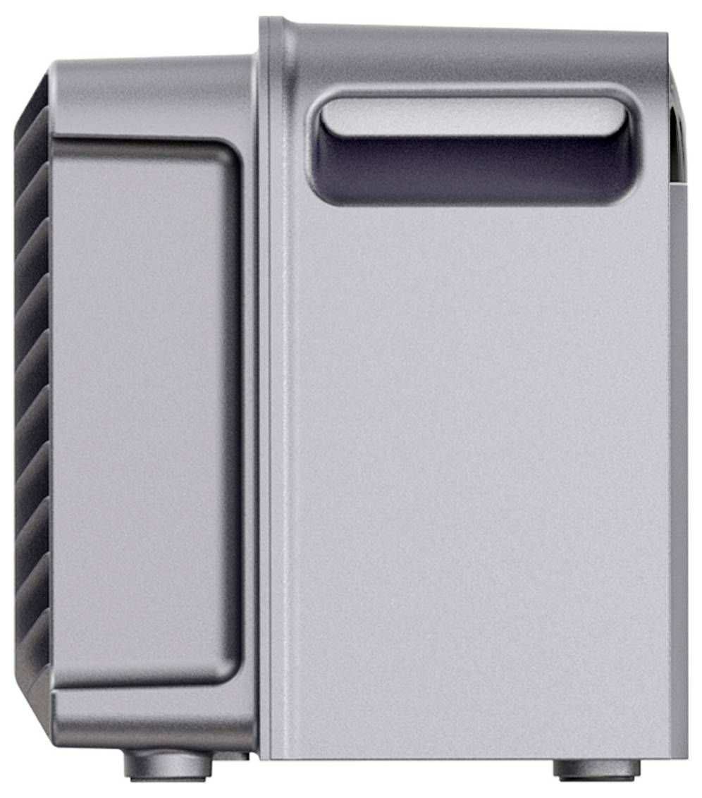 Silbernes Metallgerät mit Seitengriff und belüftetem Rückenpanel, vor einem einfachen weißen Hintergrund dargestellt.
