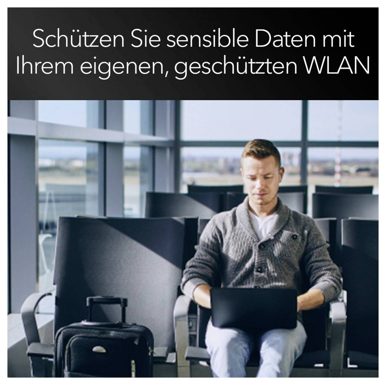 Mann, der einen Laptop in einem öffentlichen Wartelereich nutzt, mit deutschem Text: „Schützen Sie sensible Daten mit Ihrem eigenen, geschützten WLAN" (Schützen Sie sensible Daten mit Ihrem eigenen sicheren Wi-Fi).