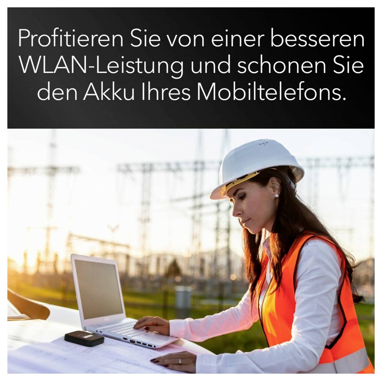 Höhenverstellbarer Schreibtischaufsatz auf einem Holzschreibtisch, der einen Monitor und eine Tastatur in einem Heimbüro hält.