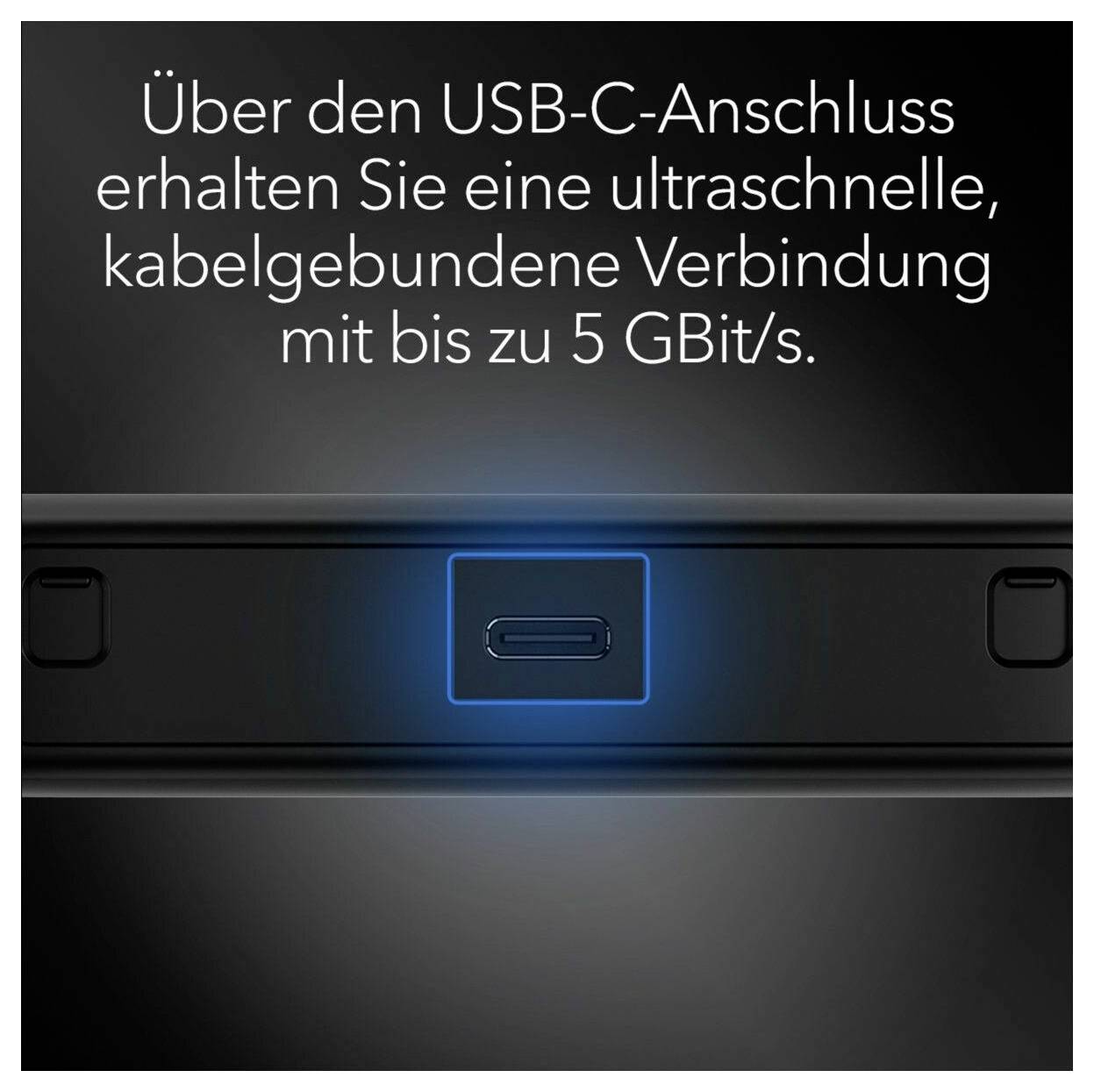 Vorderansicht eines in ein Gestell eingebauten Netzwerk-Switches mit vielen Ethernet-Ports und einigen Uplink-Ports, der für High-Density-Datennetzwerke verwendet wird.