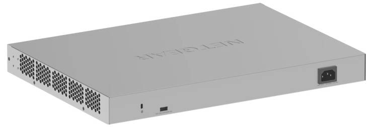 Silberner NETGEAR-Netzwerk-Switch oder Rack-Mount-Gerät in Perspektivansicht, mit Belüftungslöchern, vorderem Stromstecker und minimalistischem grauem Metallgehäuse.