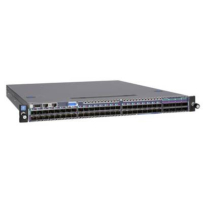 Frontansicht eines Rack-Mount-Netzwerk-Switches mit mehreren Ethernet-Anschlüssen und Statusleuchten auf weißem Hintergrund.