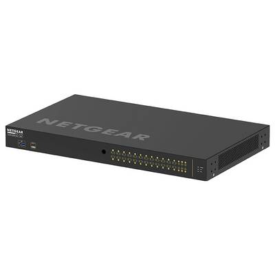 Schwarzer NETGEAR-Rack-Netzwerkschalter in Schrägansicht, mit Reihen von Status-Leuchten auf der Frontplatte, Anschlüssen und Belüftungsgittern.