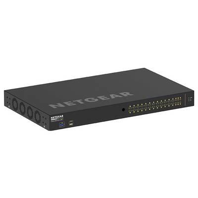 Schwarzer NETGEAR Rack-Mount-Netzwerk-Switch mit Reihen von Statusleuchten und vorderen USB-Anschlüssen, perspektivisch auf weißem Hintergrund dargestellt
