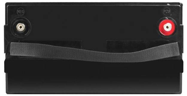 Schwarze Batterie mit positiven und negativen Polklemmen, gekennzeichnet mit rotem "POS" und schwarzem "NEG", in Frontansicht mit Tragegriff dargestellt.