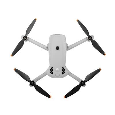 Draufsicht auf eine weiße DJI-Quadcopter-Drohne mit vier Propellern auf einem einfachen Hintergrund.