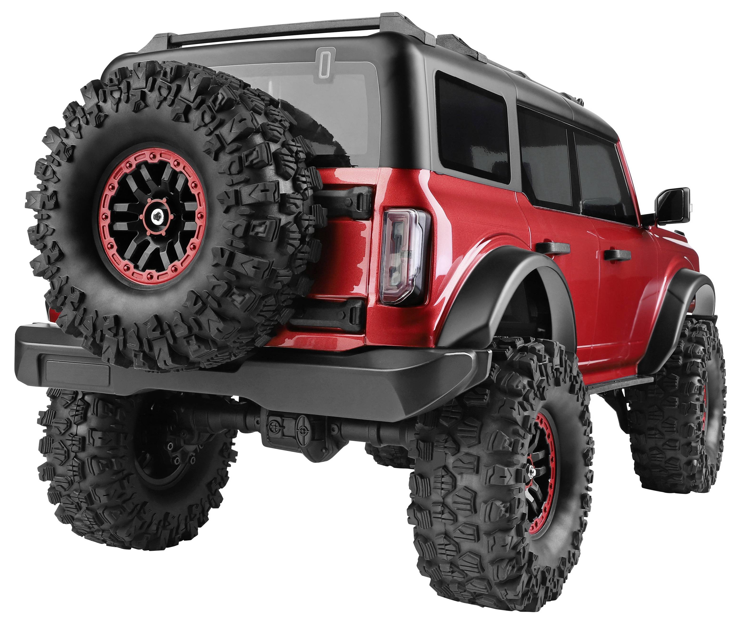 Roter Gelände-SUV mit übergroßen Profilreifen und Ersatzreifen an der Rückseite montiert, von hinten auf weißem Hintergrund gezeigt.
