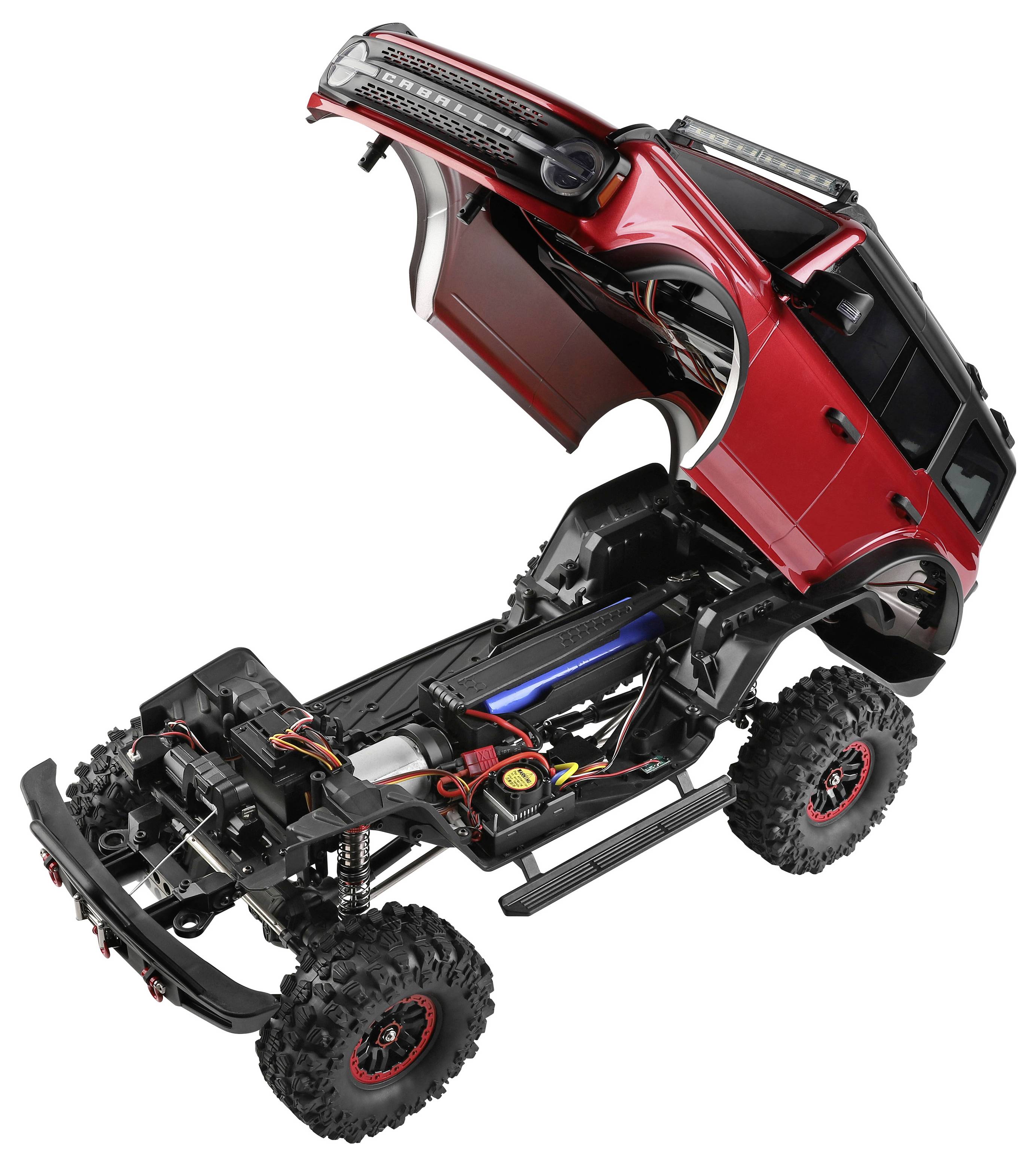 Roter ferngesteuerter Geländewagen mit abgehobener Karosserieschale, die das Fahrgestell, den Motor, die Verkabelung, die Batterie, die Aufhängung und große Stollenreifen auf weißem Hintergrund freilegt.