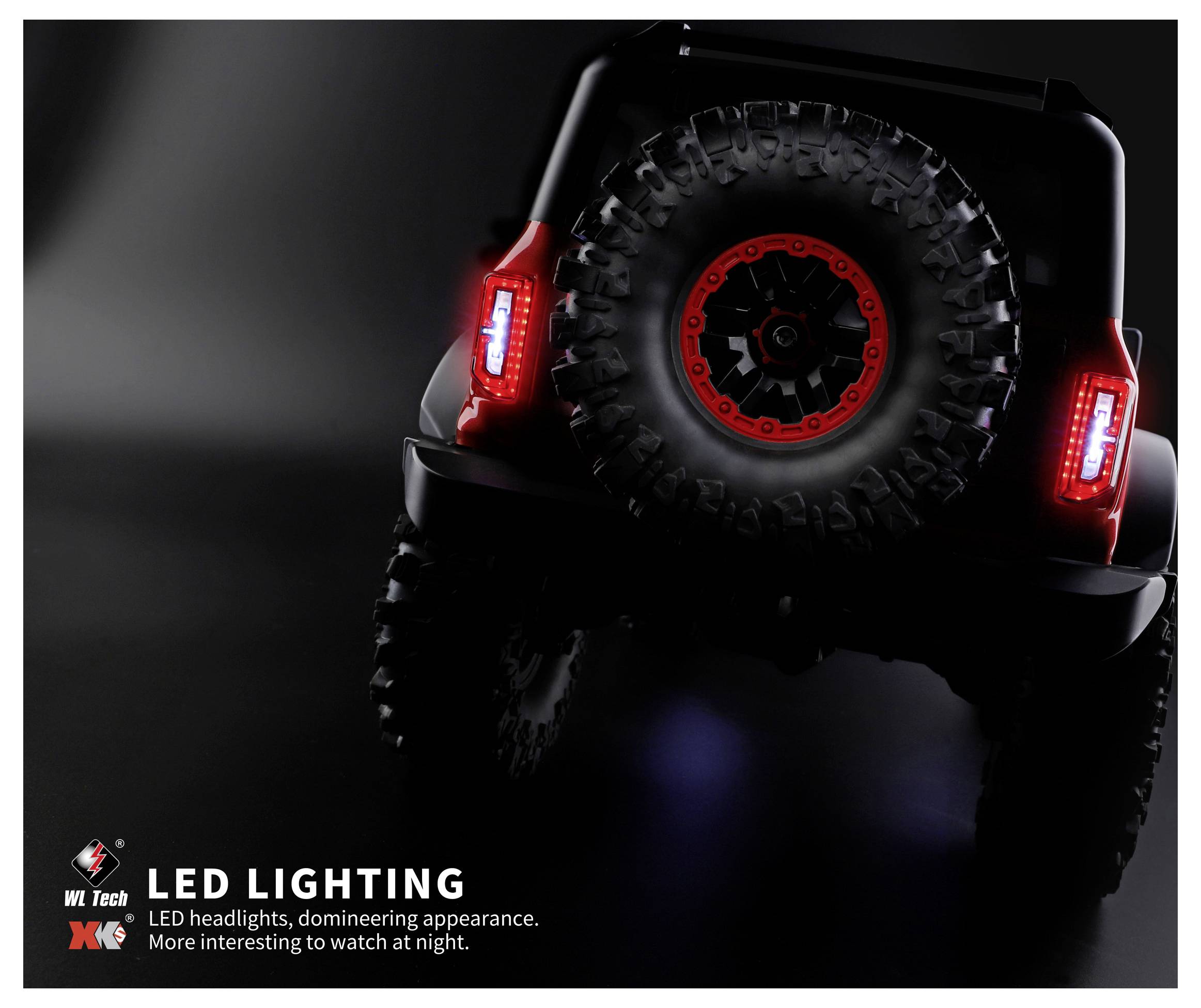 Rückansicht eines Gelände-SUVs mit leuchtenden roten LED-Rückleuchten und einem hinten montierten Ersatzreifen, wobei "LED-BELEUCHTUNG" und Nachtsichtbarkeit hervorgehoben werden.