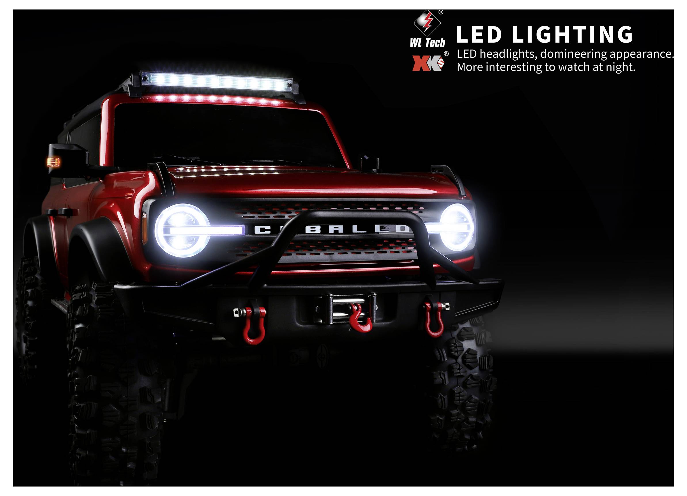 Roter Geländewagen mit hellen LED-Scheinwerfern und LED-Dachleiste, die „LED-BELEUCHTUNG" für das Fahren bei Nacht bewirbt.