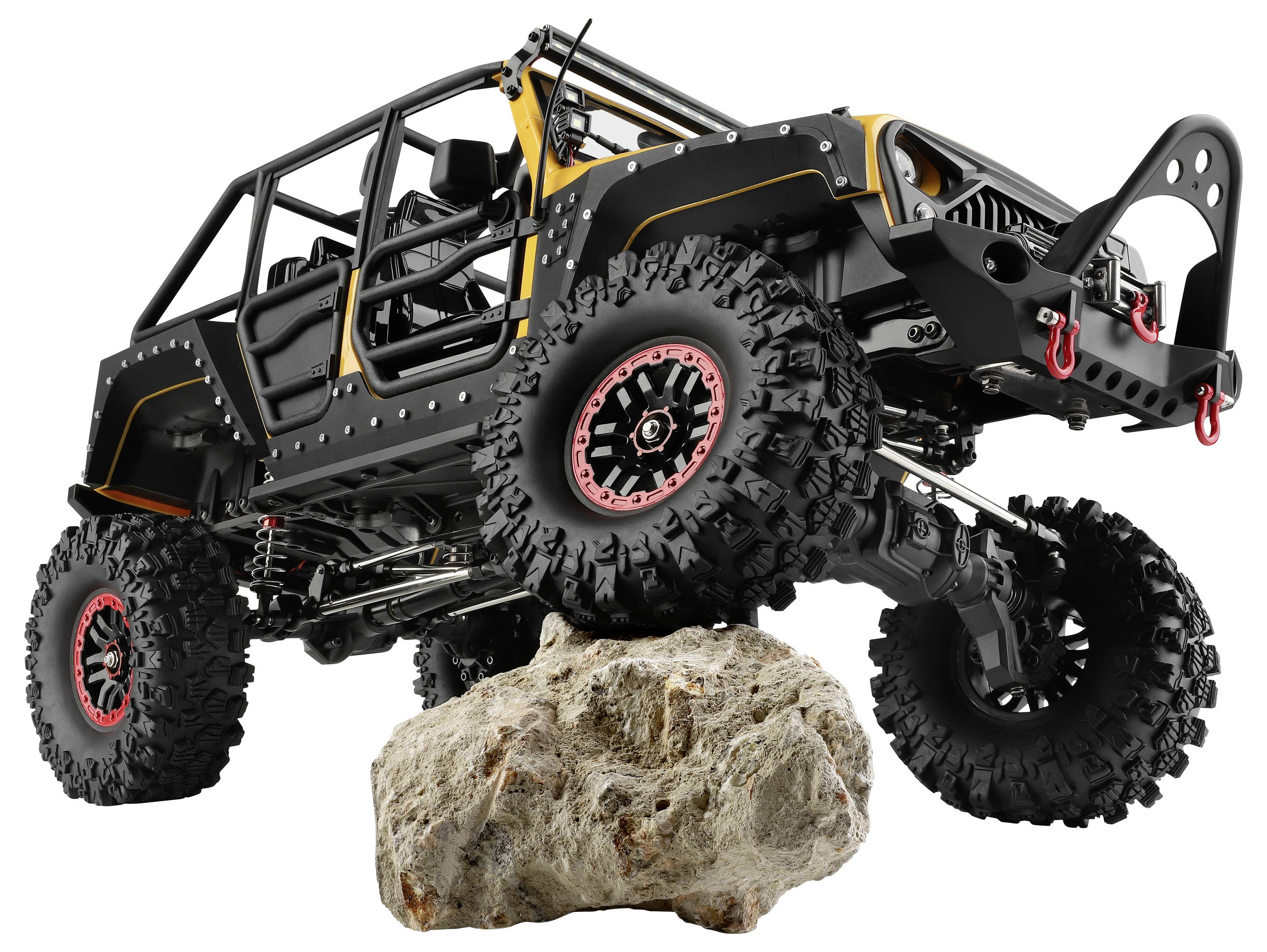 Schwarzer Offroad-Felskletterbuggies mit großen Stollenreifen und Überrollbügel, der über einen Felsbrocken auf weißem Hintergrund klettert.