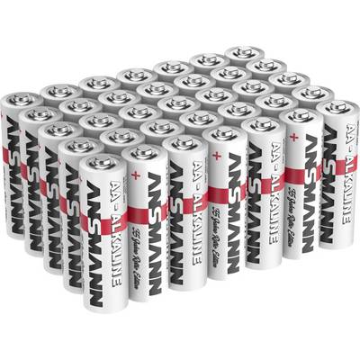 Ein Paket AA-Alkaline-Batterien, in einem gestapelten Raster angeordnet, mit schwarzen, weißen und roten Etiketten auf weißem Hintergrund.