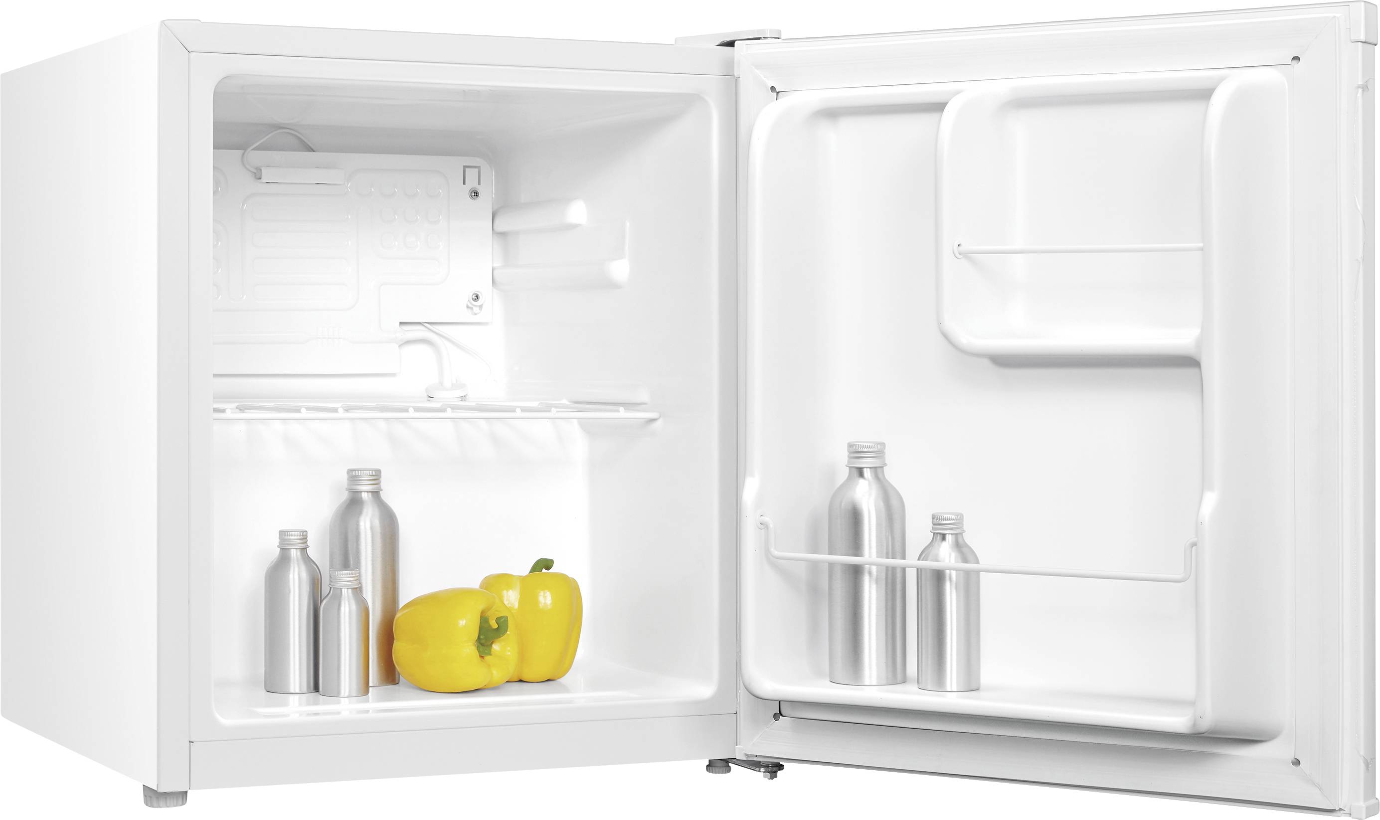 Offener weißer Mini-Kühlschrank mit leeren Regalen und einigen Flaschen sowie gelben Paprikaschoten im Inneren.
