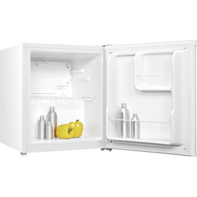 Offener weißer Mini-Kühlschrank mit leeren Regalen und einigen Flaschen sowie gelben Paprikaschoten im Inneren.