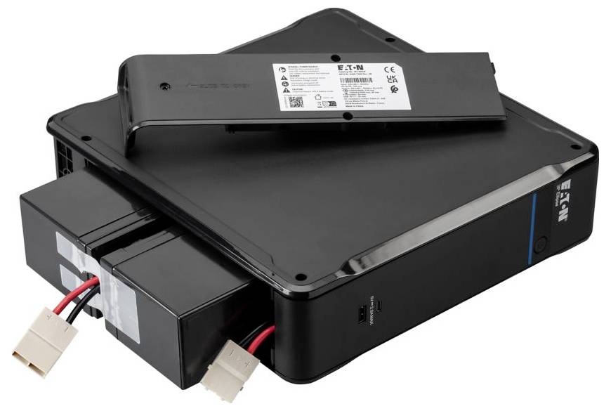 Schwarzes rechteckiges Batteriepaket mit angebrachten Stromkonnektoren und einem Etikett auf der Oberseite, dargestellt auf weißem Hintergrund.
