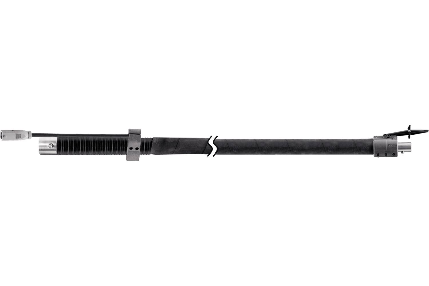 Eine lange schwarze Lanze oder Stangenwaffe mit einer spitzen Metallspitze, horizontal auf einfachem weißem Hintergrund gezeigt.