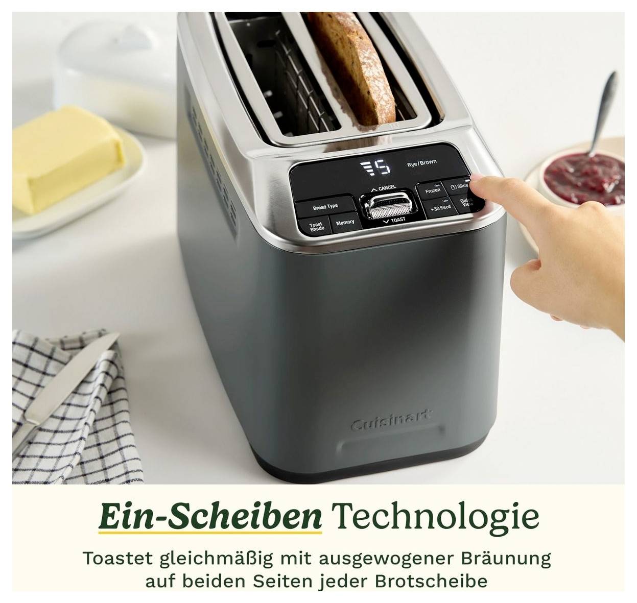 Ein Scheiben-Toaster mit angezeigter Bräunungsstufe; eine Hand drückt die Einstellung, Brot wird gleichmäßig getoastet.