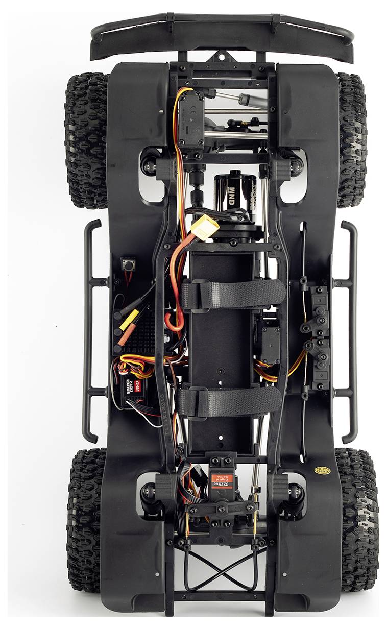 Unteransicht eines ferngesteuerten Geländefahrzeug-Chassis mit Rädern, Aufhängung, Batterie, Motoren, Verkabelung und Rahmenbauteilen.