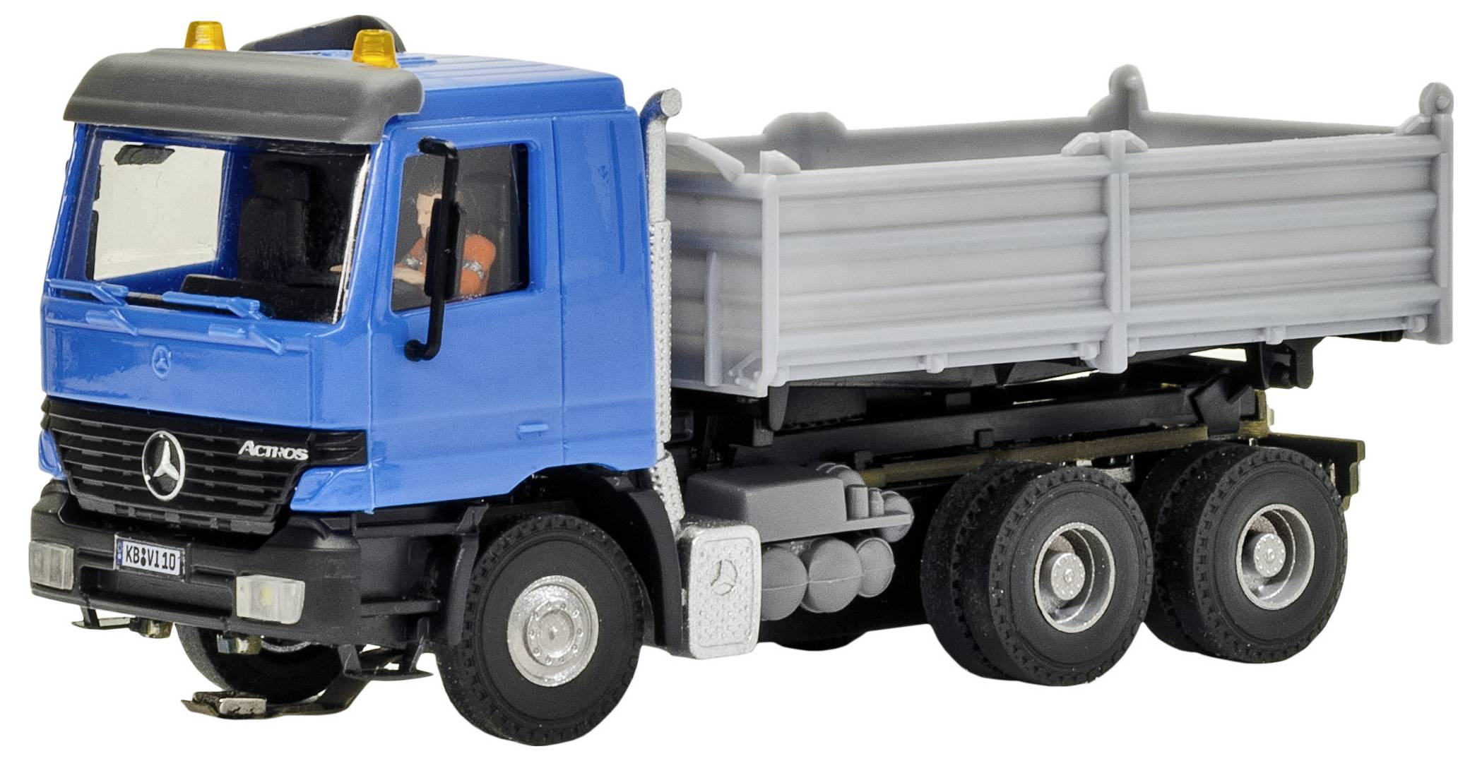 Blaues Mercedes-Benz Kipplastwagen-Spielzeug mit grauem Ladefläche auf weißem Hintergrund, in Seitenansicht dargestellt.