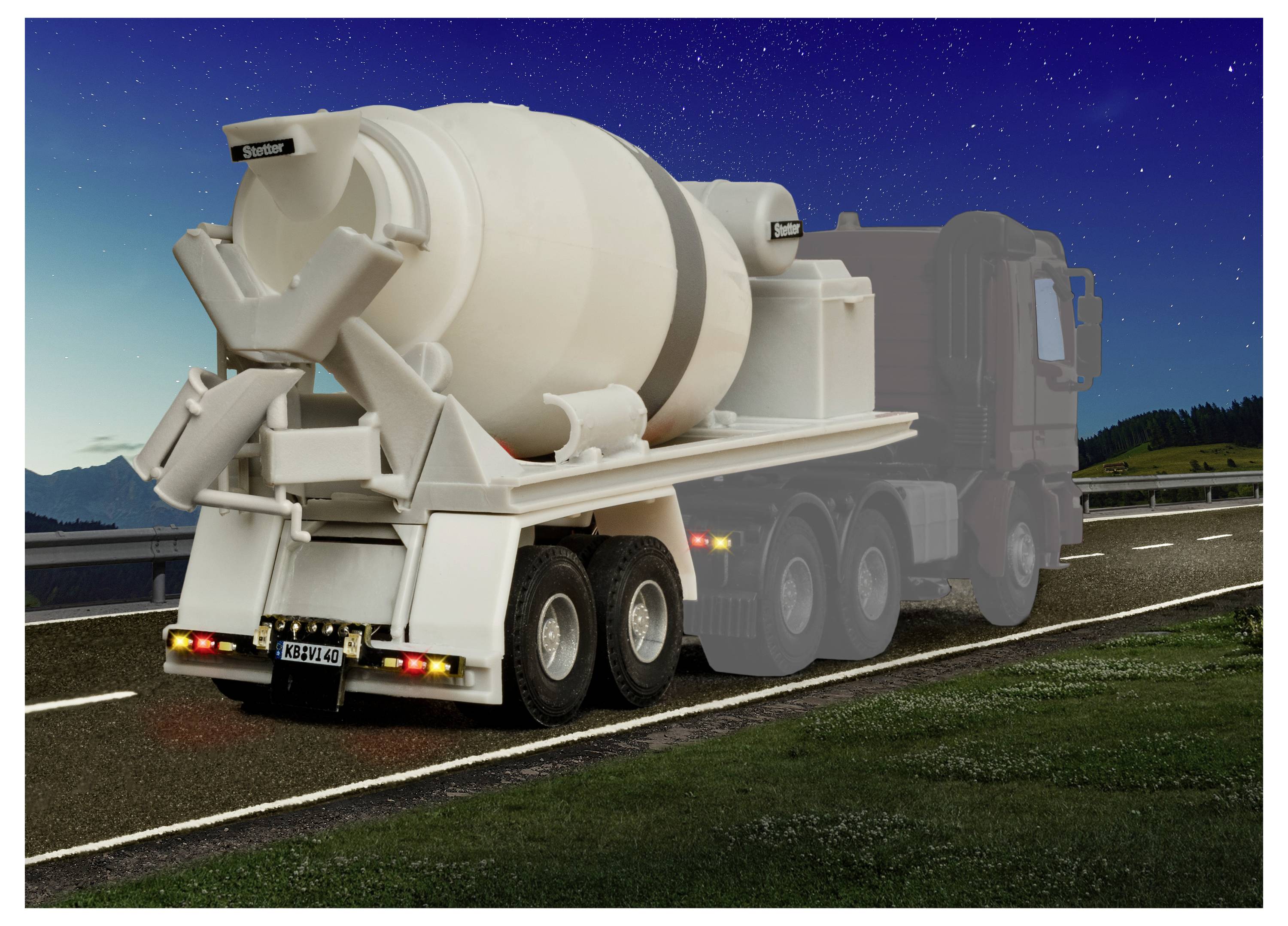 Weißer Betonmischerwagen fährt nachts auf einer Autobahn, dargestellt mit Bewegungsunschärfe dahinter unter einem dunkelblauem Himmel.