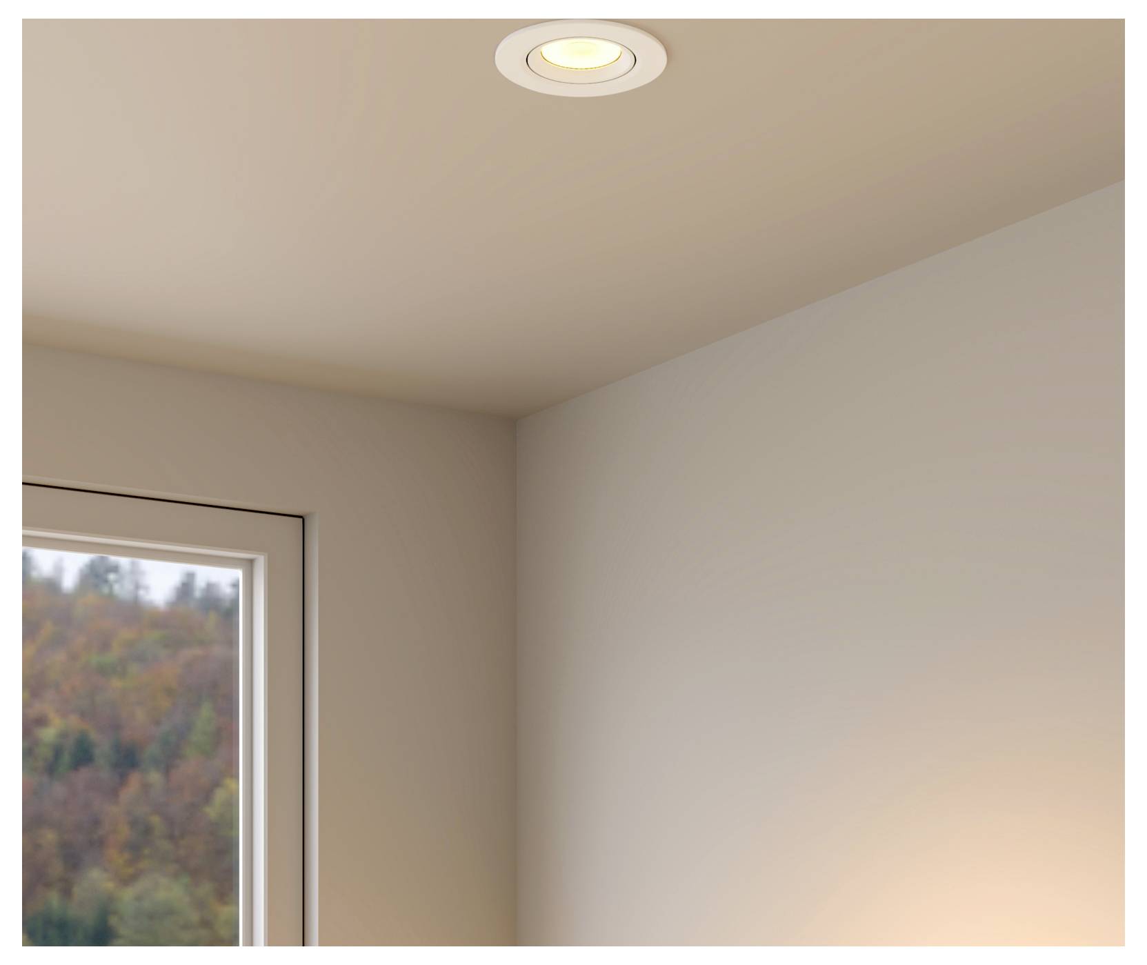 Beige Ecke im Innenraum mit einer Deckeneinbauleuchte und einem teilweisen Fenster, durch das Bäume zu sehen sind.