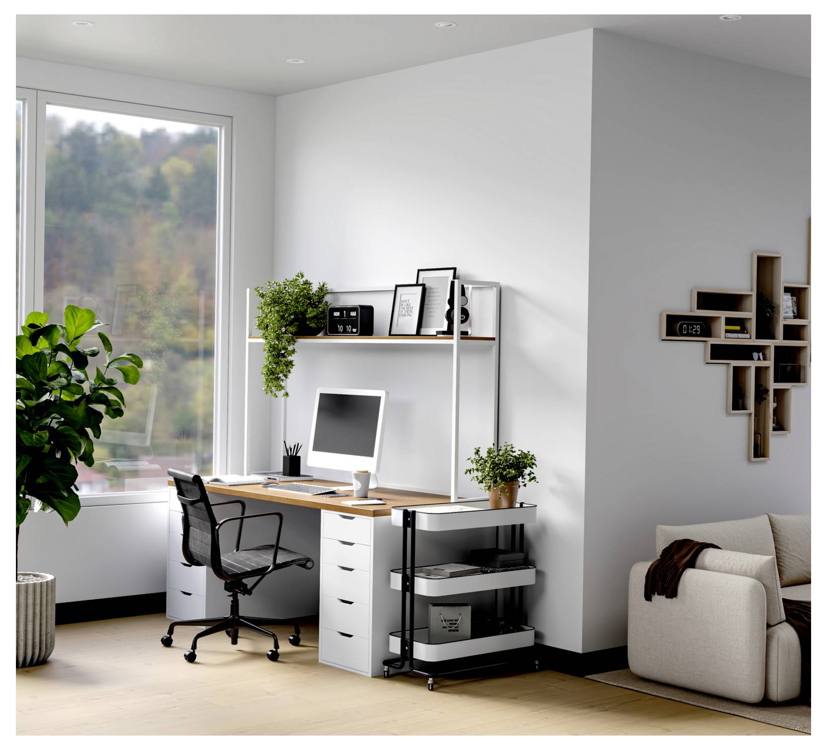 Modernes Heimbüro mit Schreibtisch, Stuhl, Computerbildschirm, Regalen, Pflanzen und einem großen Fenster neben einem beigen Sofa und Wandkunst.