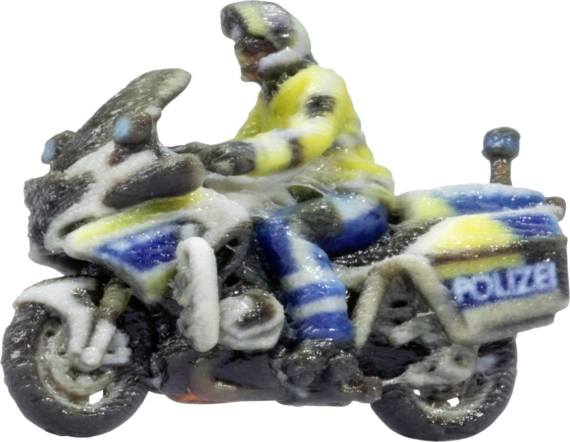 Winziges Spielzeug-Polizeimotorrad mit Fahrer in gelb-blauer Uniform auf einem schwarz-weißen Motorrad, vor weißem Hintergrund gezeigt.