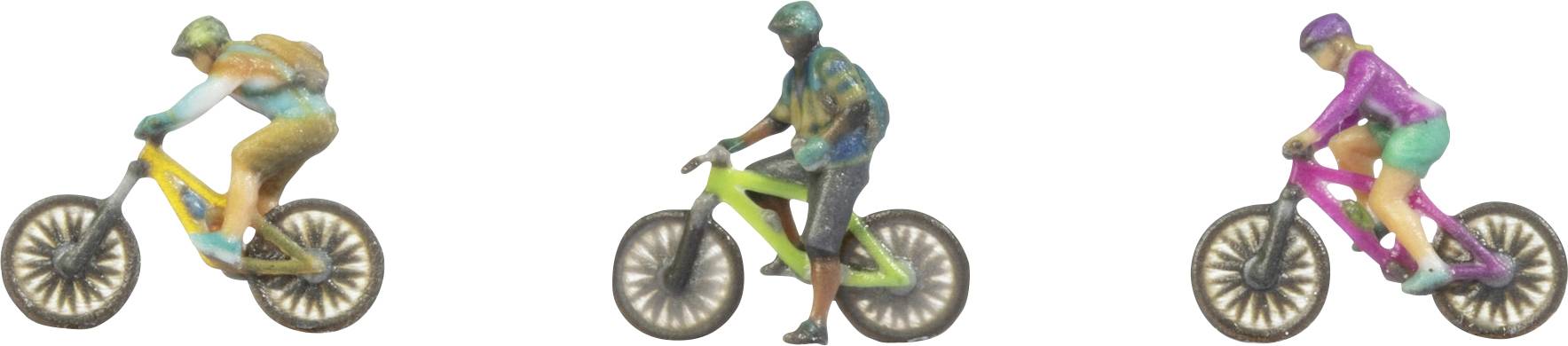 Drei Radfahrer in unterschiedlich farbiger Ausrüstung fahren nebeneinander auf Mountainbikes vor weißem Hintergrund.