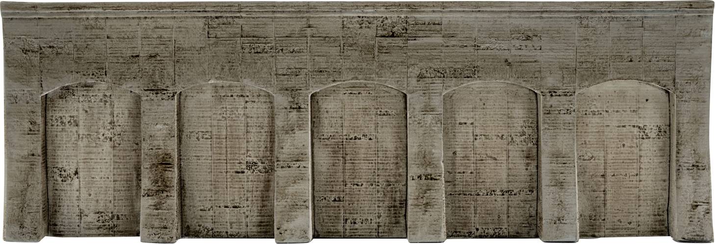 Nahaufnahme einer verwitterten Steintafel mit schwach eingeritztem Text und sechs bogigen Aussparungen entlang der unteren Kante.
