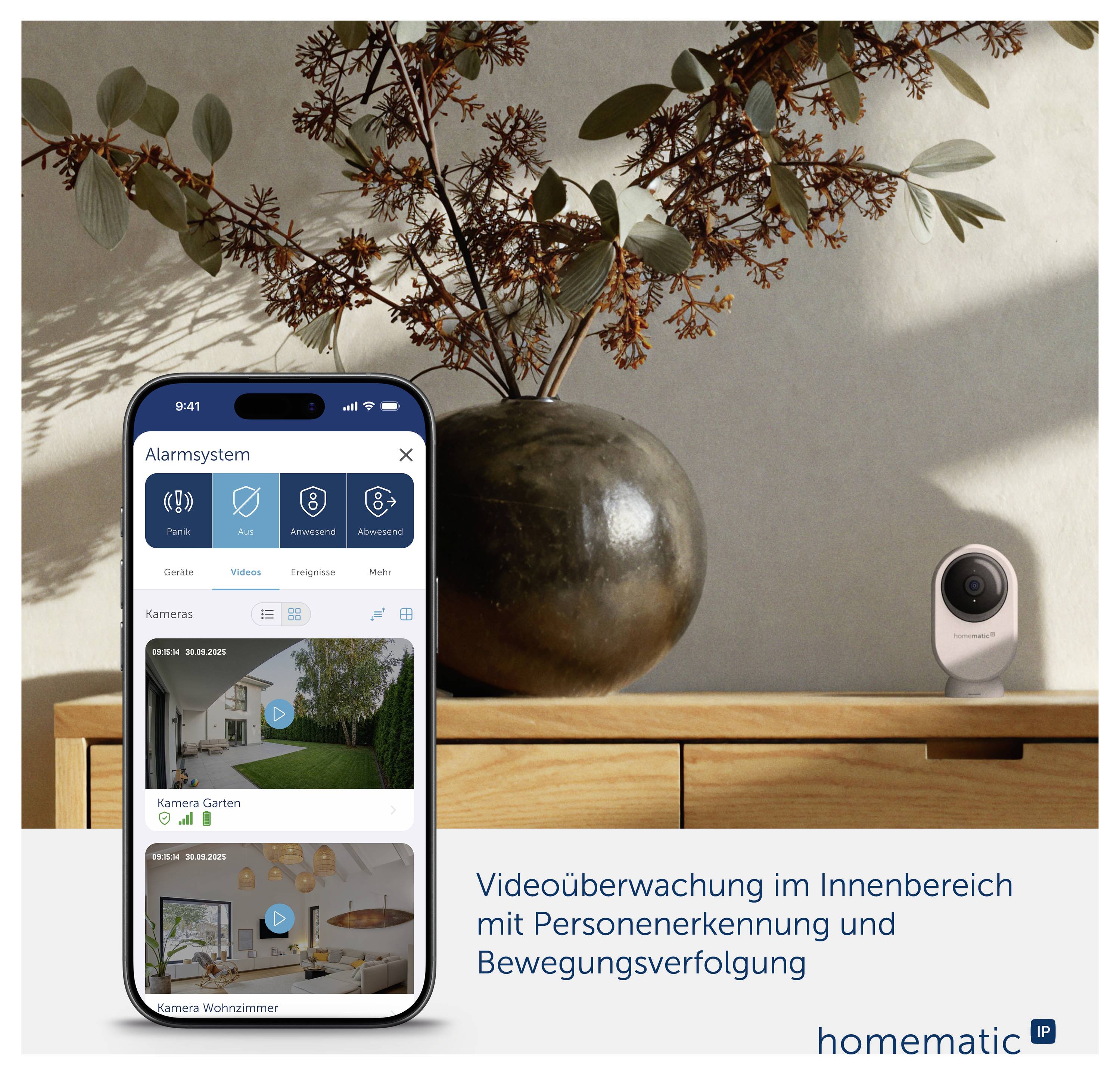 Werbeplakat für Smart-Home-Alarm: Smartphone zeigt App mit Innenraum-Videoüberwachung, Personenkennung und Bewegungsverfolgung; rechts Kamera auf Kommode.