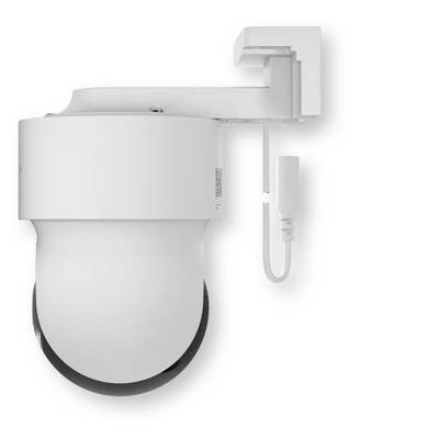 Weiße wandmontierte Überwachungskamera mit schwarzem Linsenschutz unten und angebrachtem Kabel auf einfachem Hintergrund.