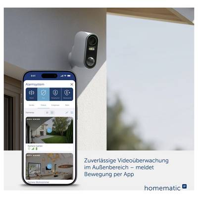 Smartphone zeigt Alarm- und Kamera-App zur Videoüberwachung; draußen ist eine Überwachungskamera am Haus montiert, Text: 'Zuverlässige Videoüberwachung im Außenbereich – meldet Bewegung per App'<br>