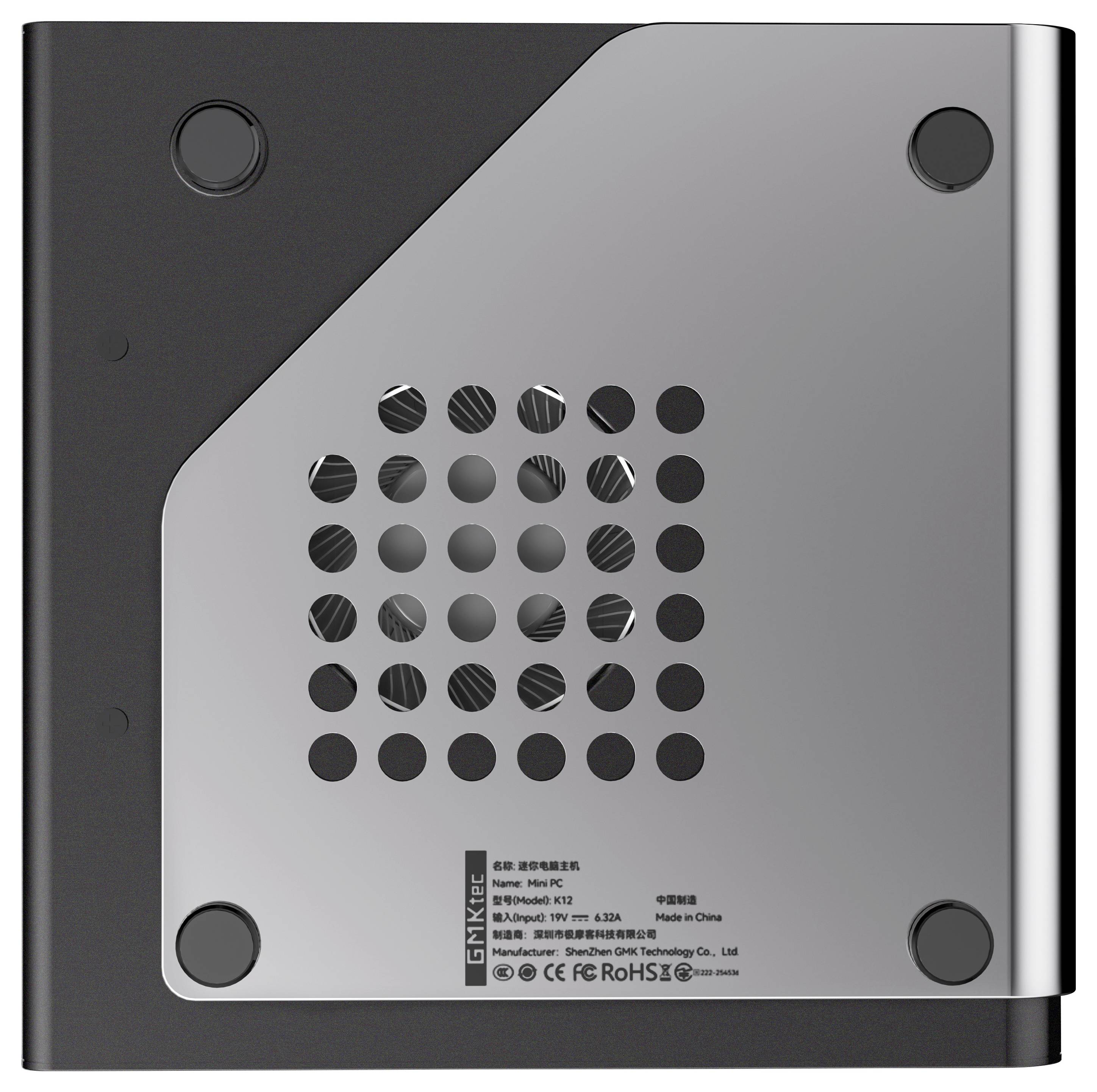 Unteransicht eines Mini-PCs mit Belüftungslöchern, vier Eckfüßen und Produktetikett mit Modellbezeichnung und Zertifizierungszeichen.